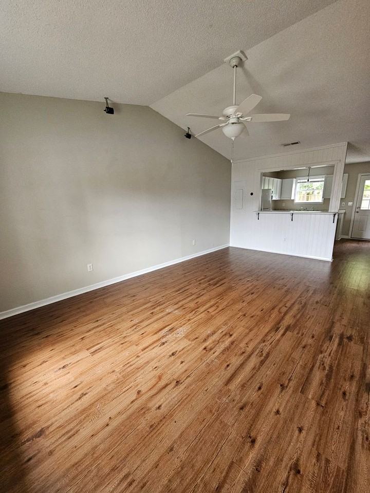 109 Creekview Dr - Photo 2 of 12