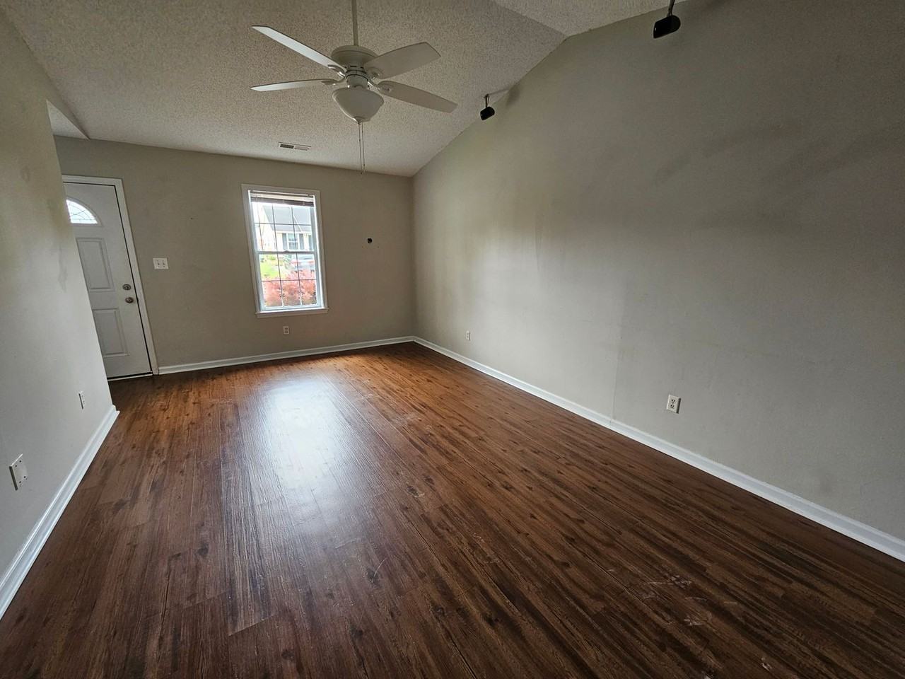 109 Creekview Dr - Photo 3 of 12