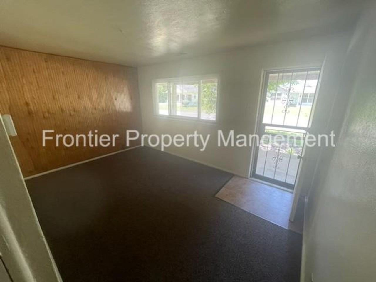 10108 Earl Dr - Photo 2 of 10