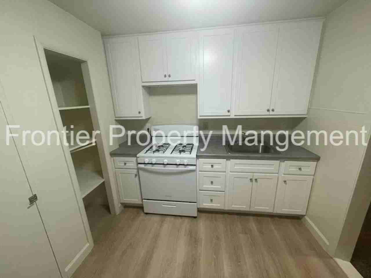 10108 Earl Dr - Photo 3 of 10