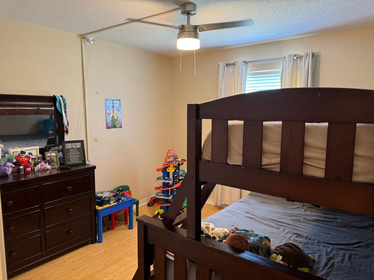 230 Oxford Ave - Photo 5 of 17