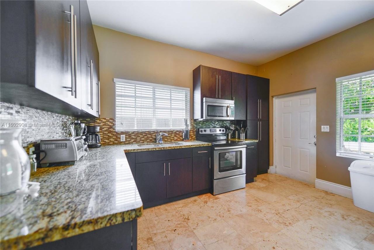 53 Nw 48th St - Photo 3 of 22