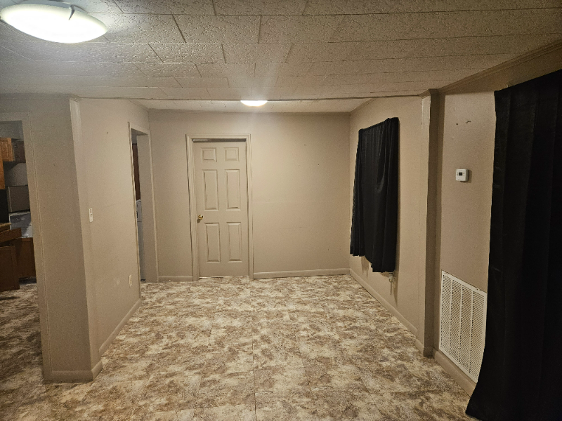 321 W Elm St - Photo 2 of 7