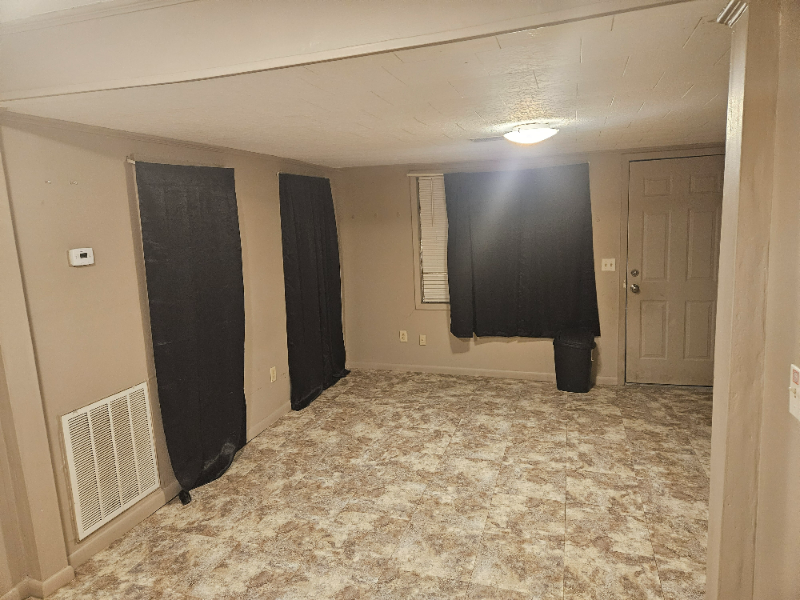 321 W Elm St - Photo 3 of 7