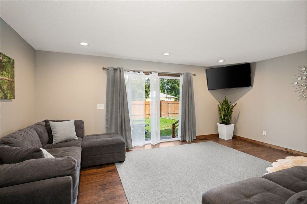 715 E Longfellow Ave #NA - Photo 3 of 11