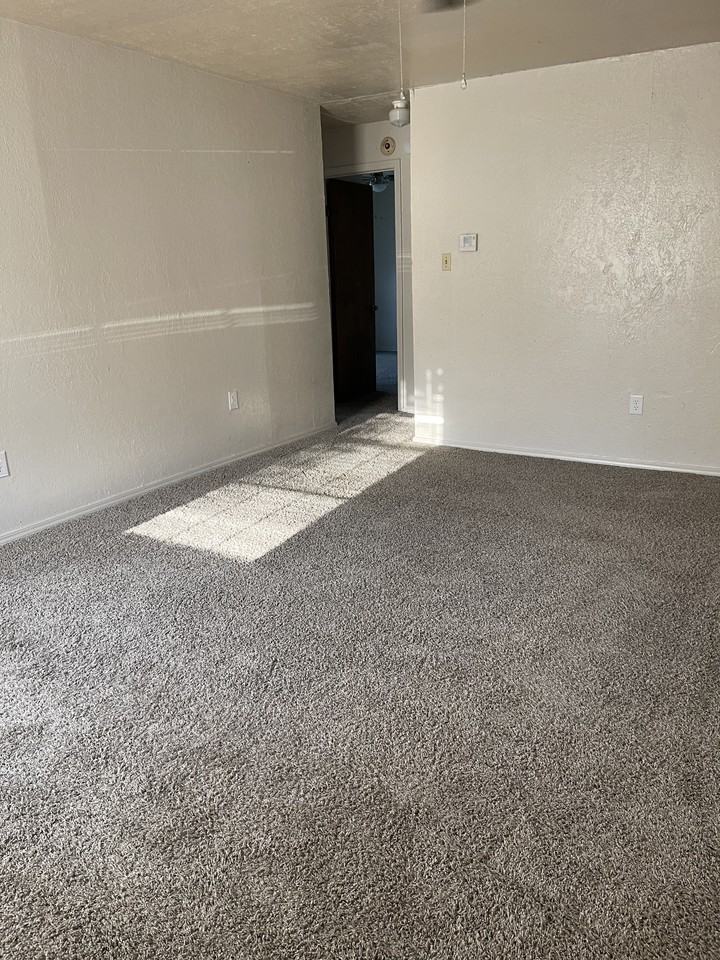 1818 1/2 Nw Floyd Ave #NA - Photo 4 of 9