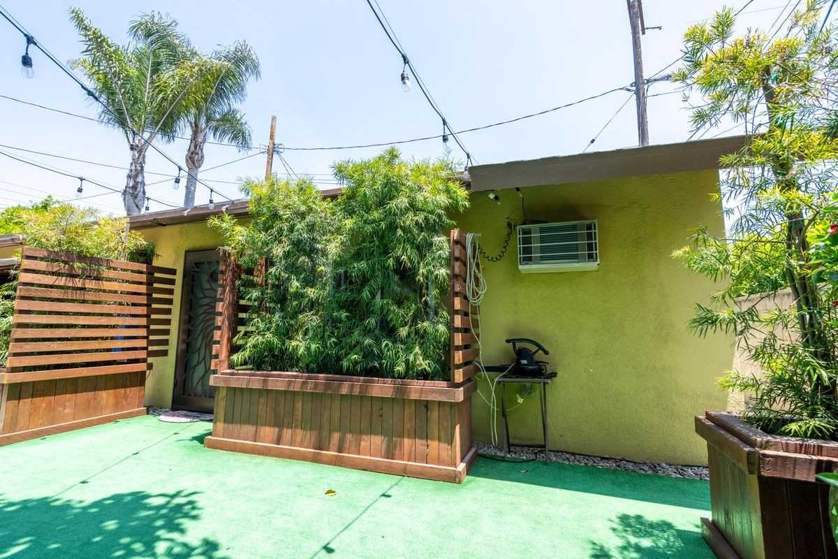 1516 N Screenland Dr - Photo 2 of 11