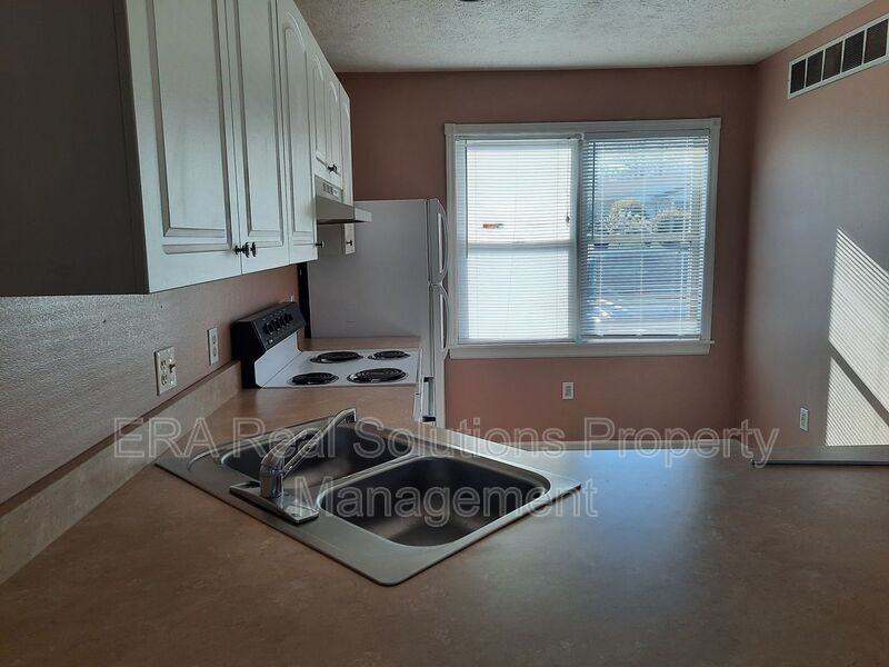 101 Liberty Ln - Photo 4 of 13