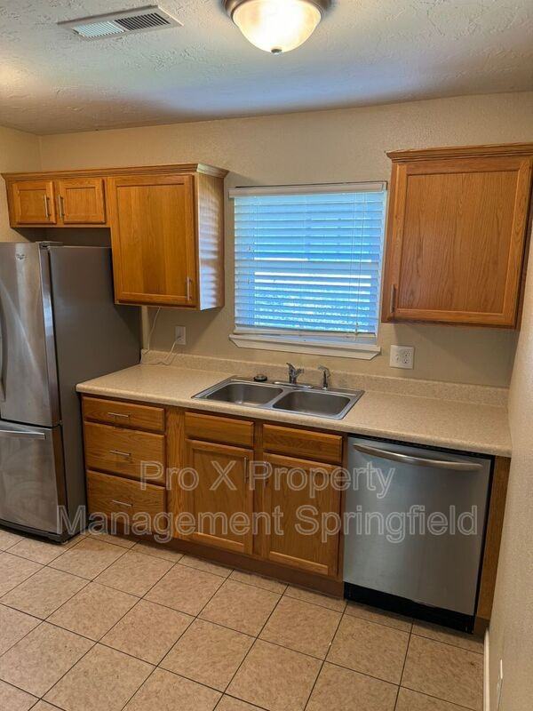 1050 W Elm St #A - Photo 5 of 19