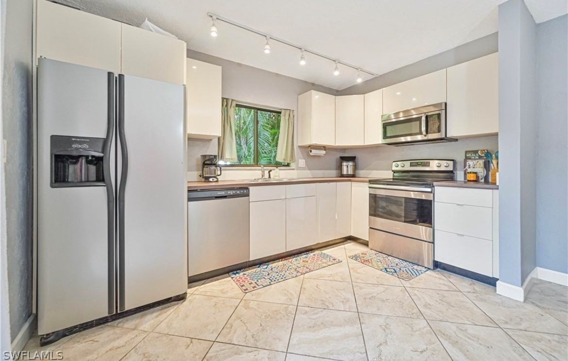 1430 Park Shore Cir #2 - Photo 6 of 12