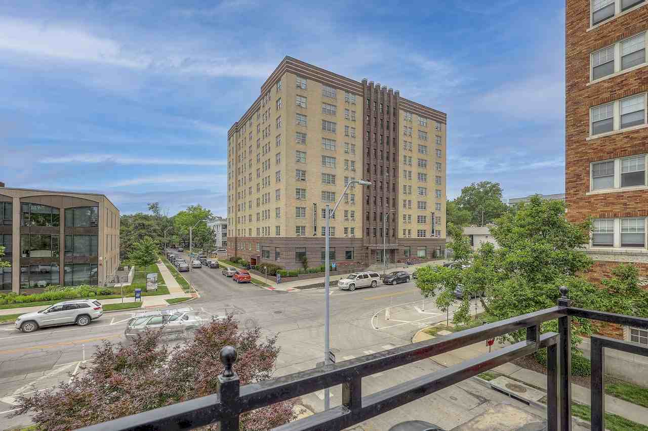 220 W Armour Blvd 2, Kansas City, MO 64111 2 Bedroom Apartment for