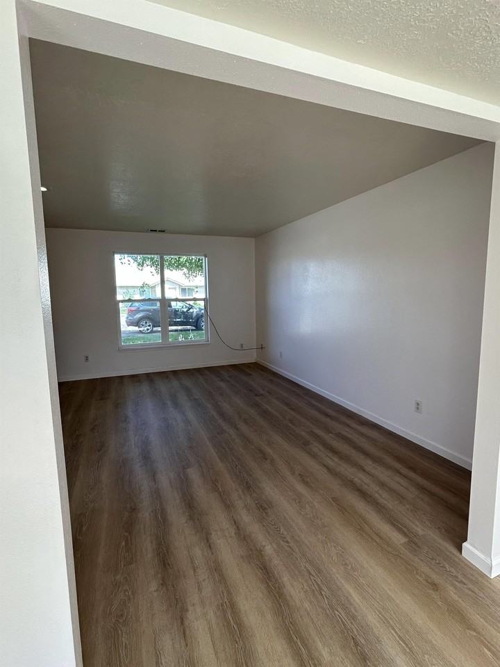 320 S Ashley Ave #1 - Photo 3 of 23