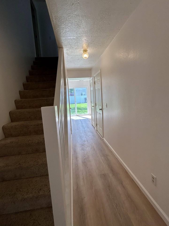 320 S Ashley Ave #1 - Photo 4 of 23