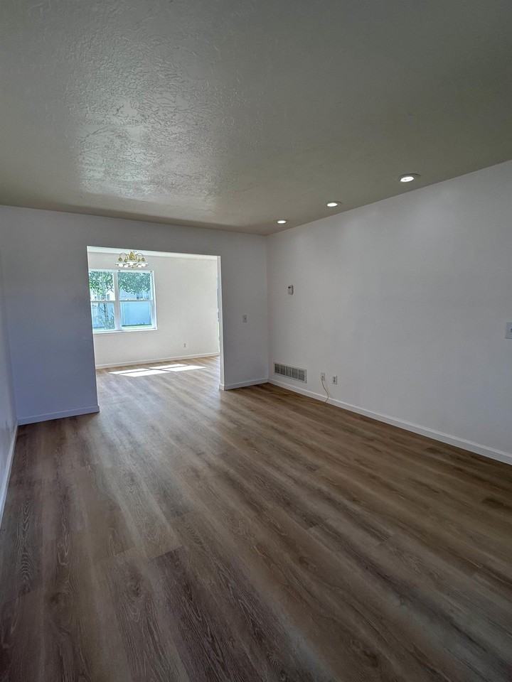 320 S Ashley Ave #1 - Photo 7 of 23