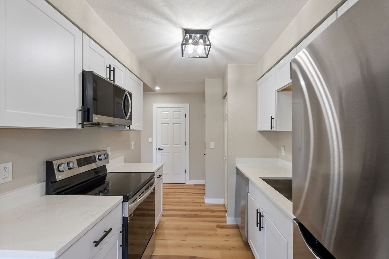 Sandy Terrace Apartments - Photo 3 of 21