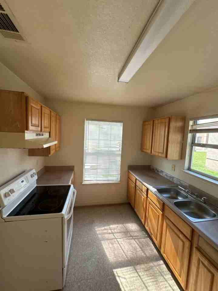 713 S 9th St - Photo 3 of 3