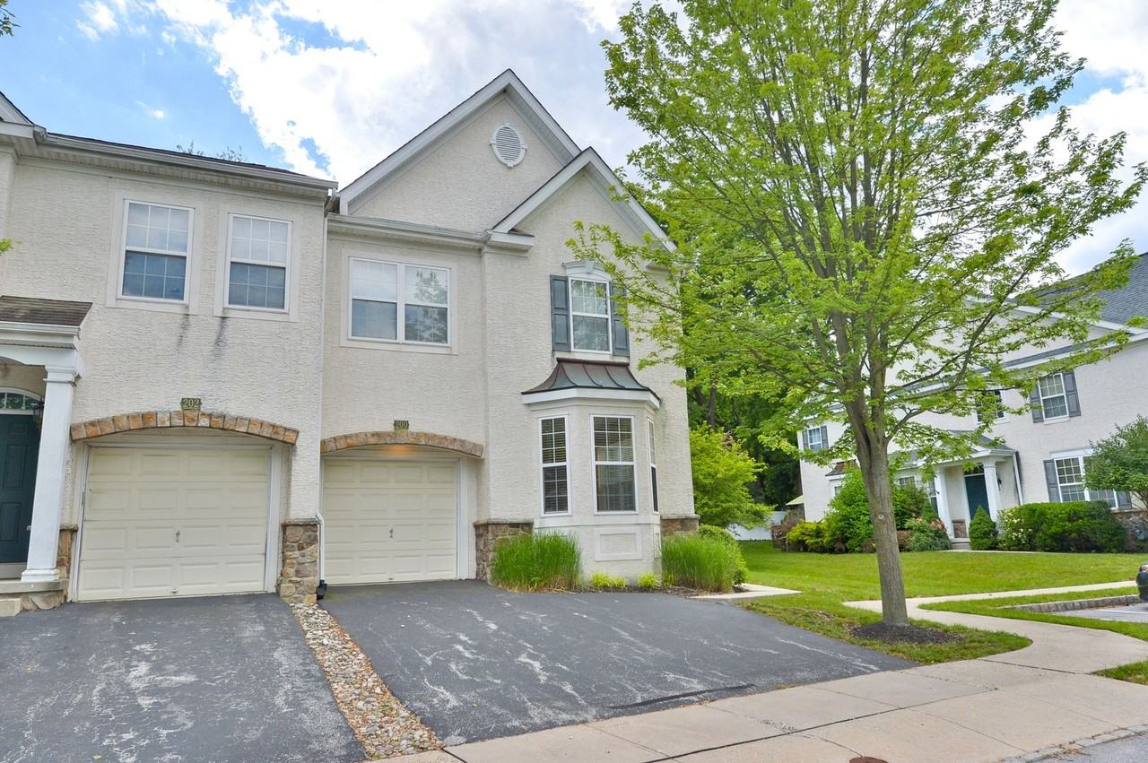 200 Rolling Hill Dr - Photo 2 of 31