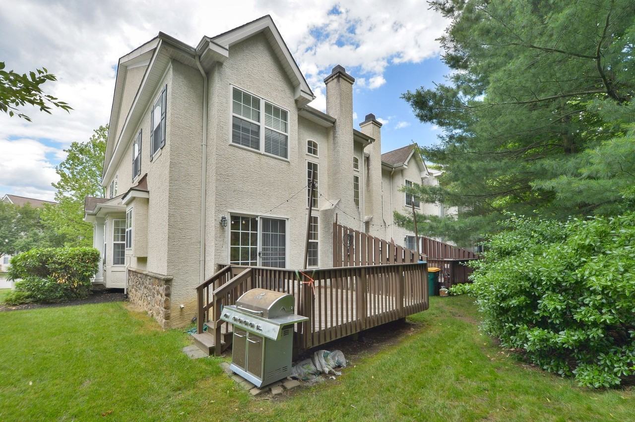 200 Rolling Hill Dr - Photo 3 of 31