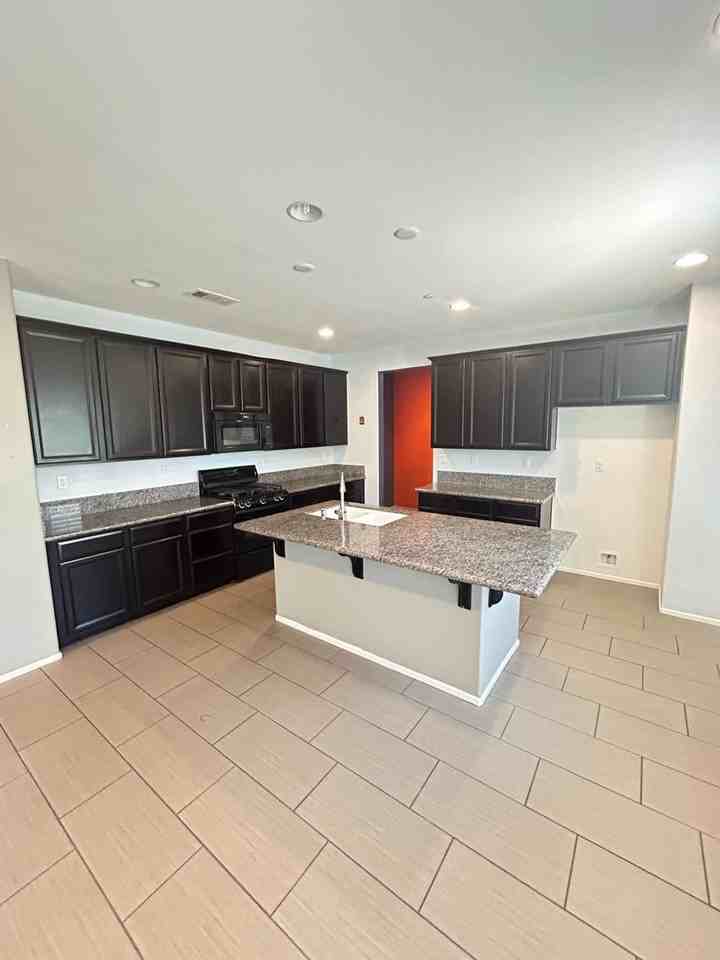 15645 Calabria Ct - Photo 3 of 20