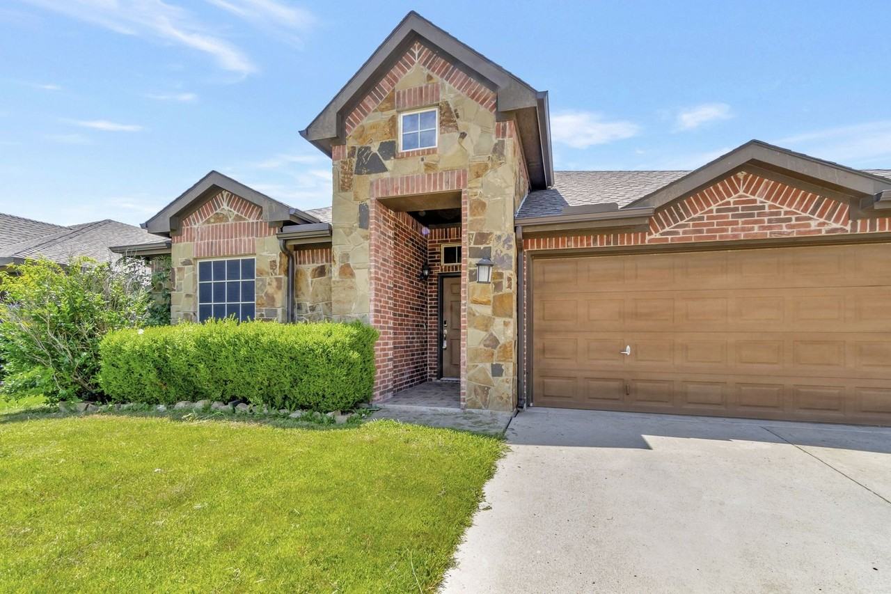 6521 Chalk River Dr - Photo 4 of 35