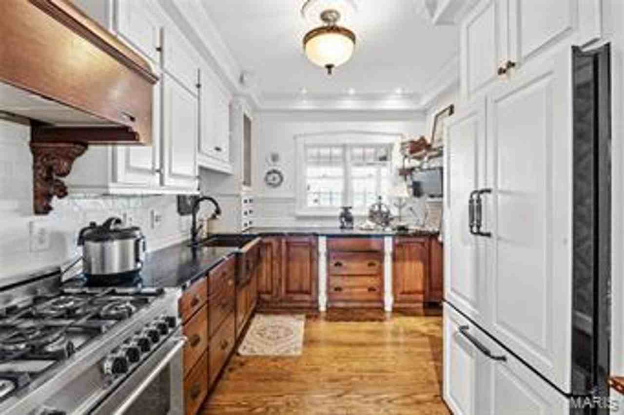 332 S Main St - Photo 7 of 35