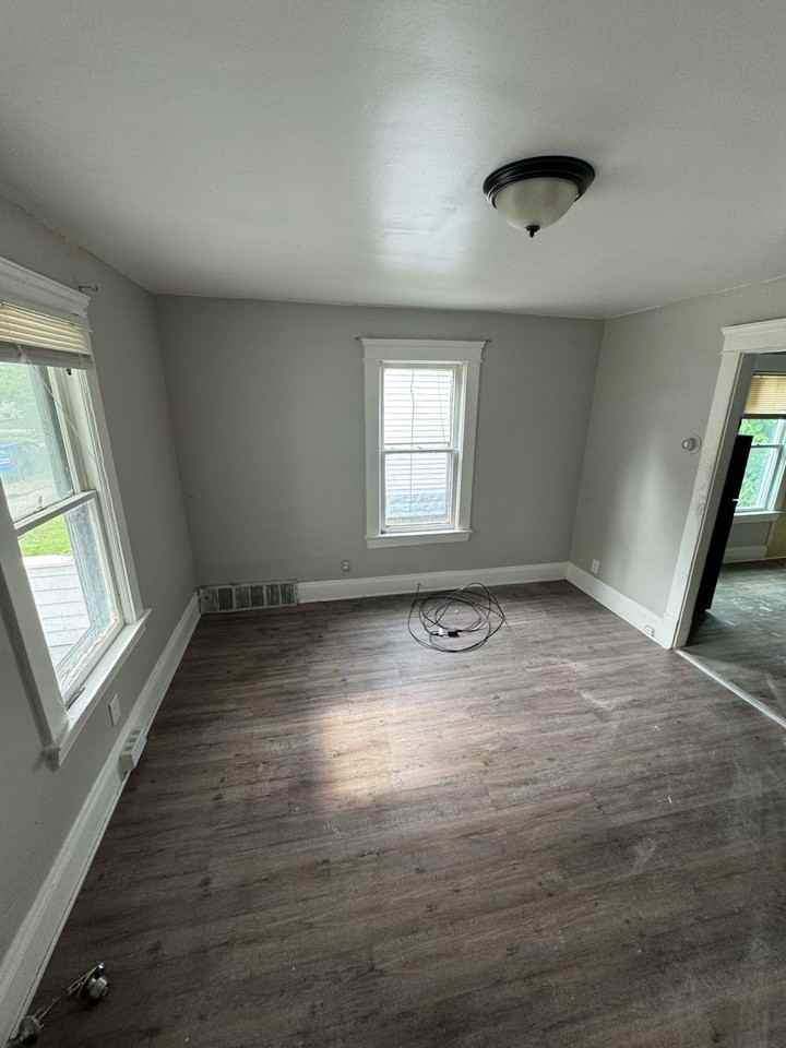 389 E 160 ST - Photo 2 of 28