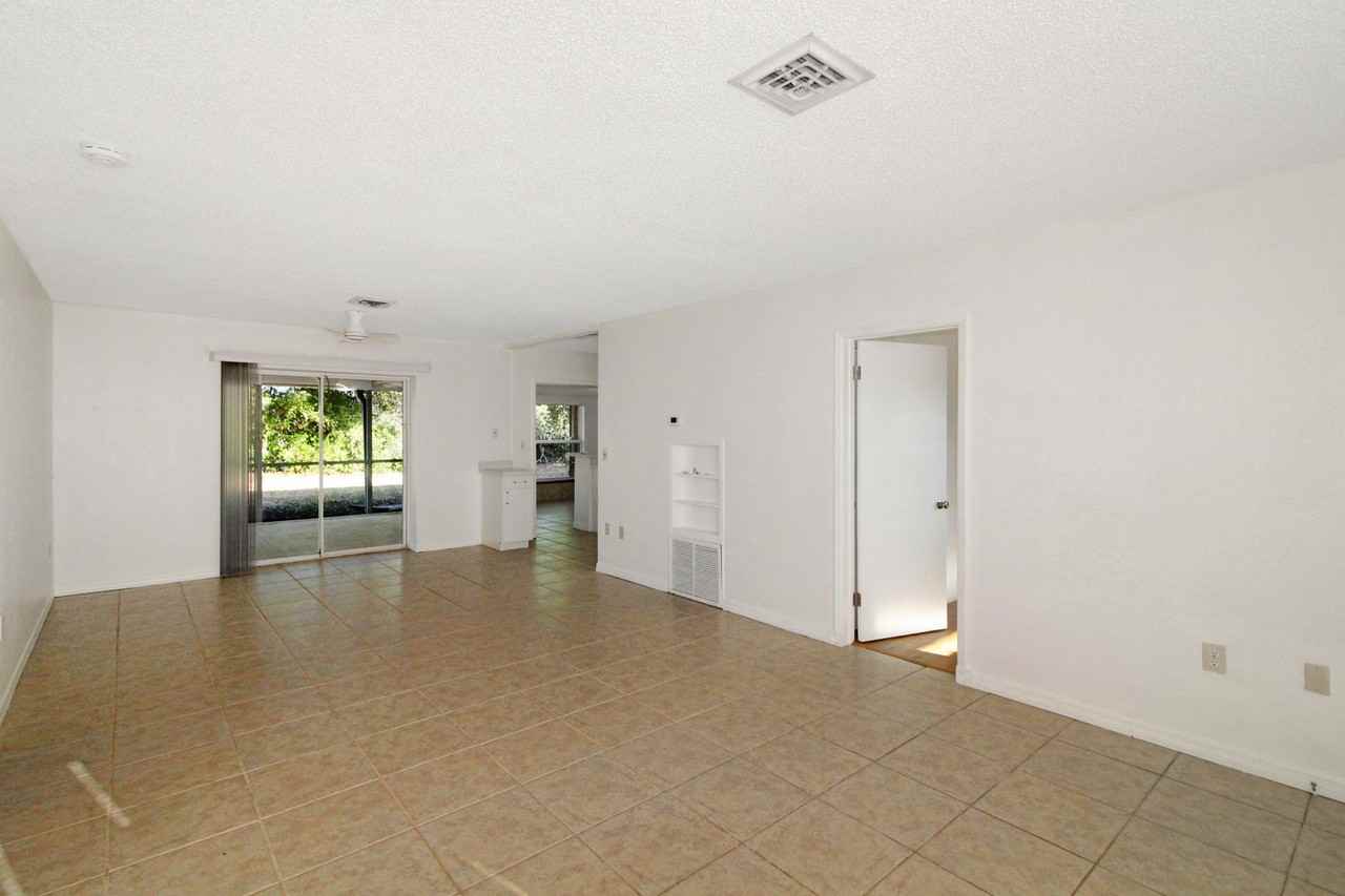 1612 Larchwood Dr - Photo 2 of 13