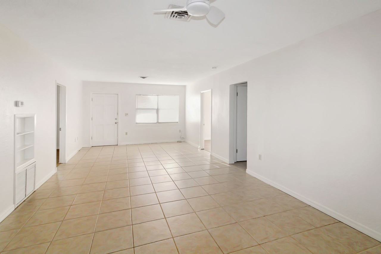 1612 Larchwood Dr - Photo 3 of 13