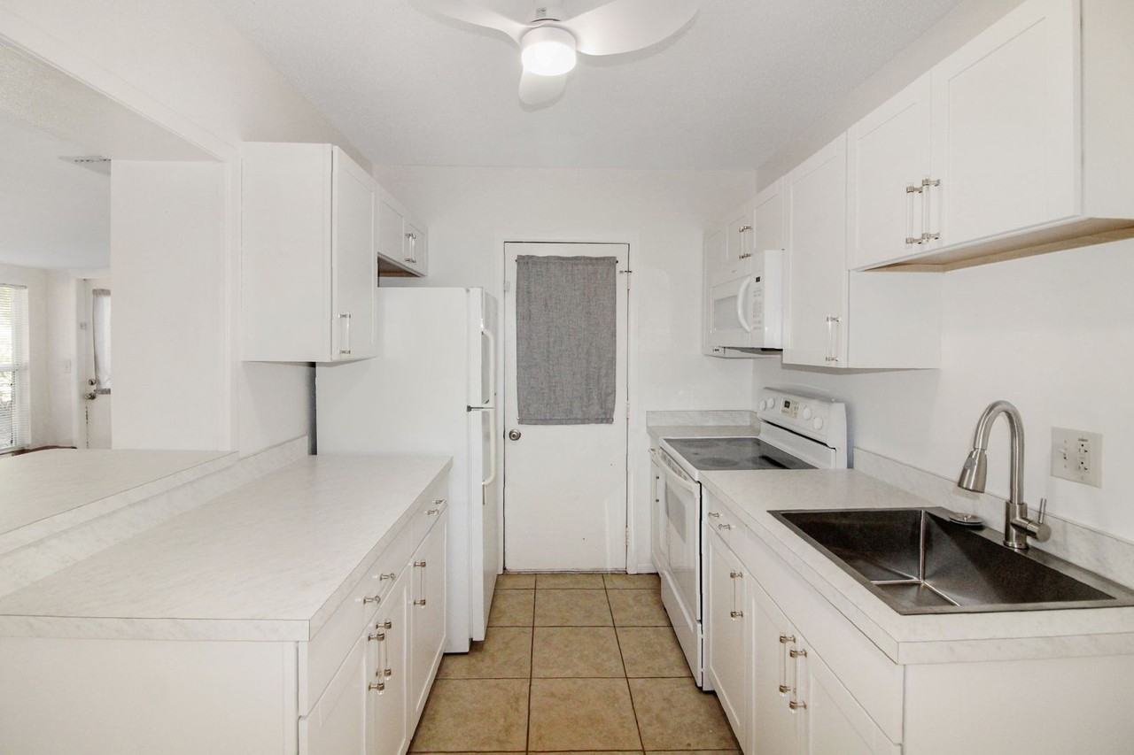 1612 Larchwood Dr - Photo 4 of 13