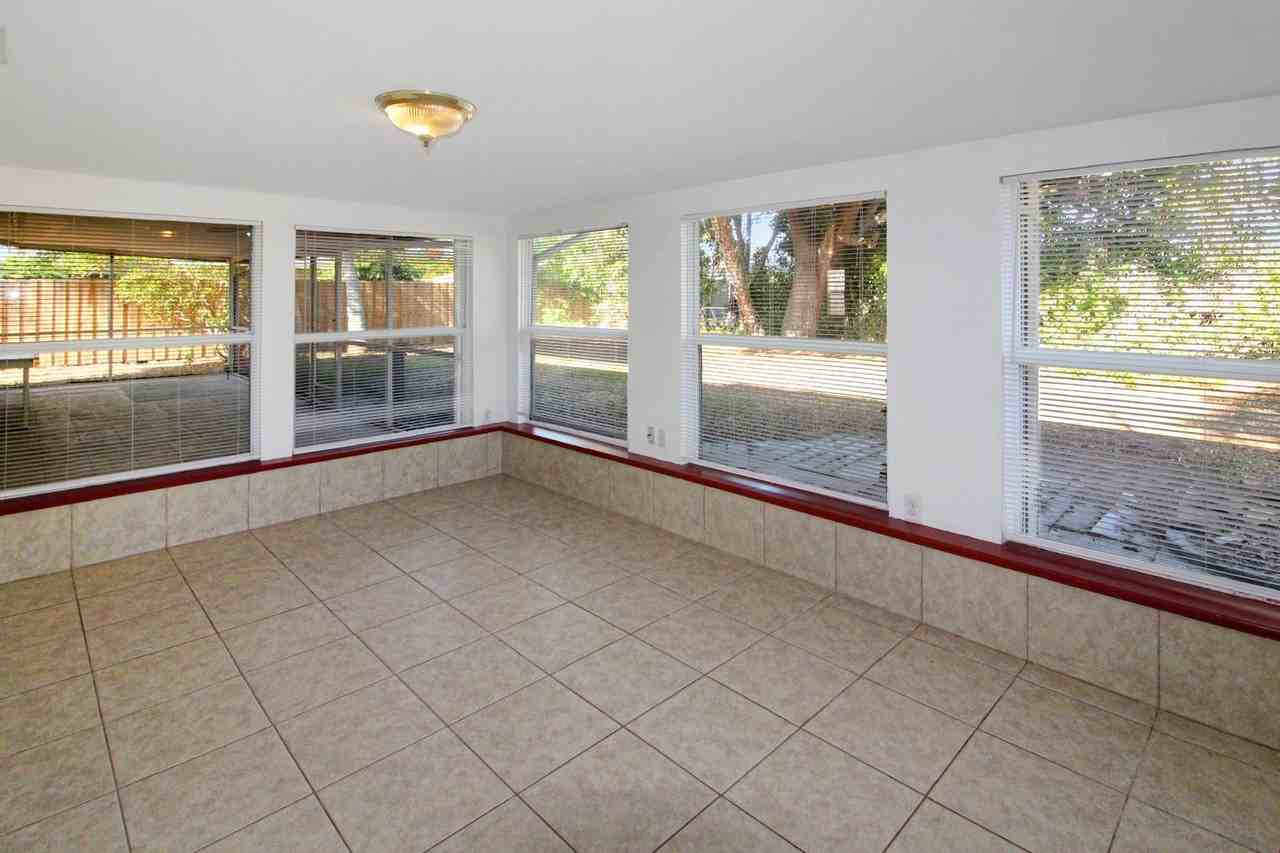 1612 Larchwood Dr - Photo 5 of 13