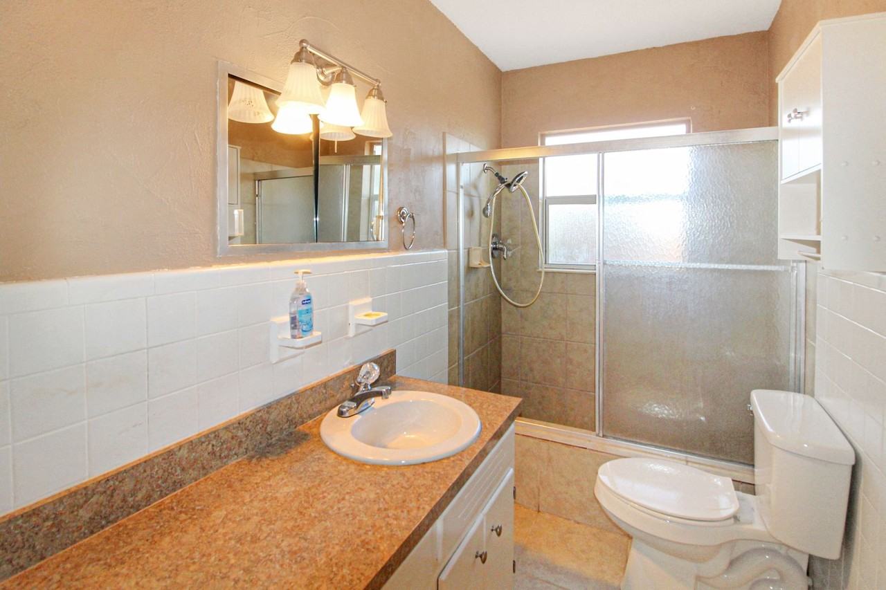 1612 Larchwood Dr - Photo 7 of 13