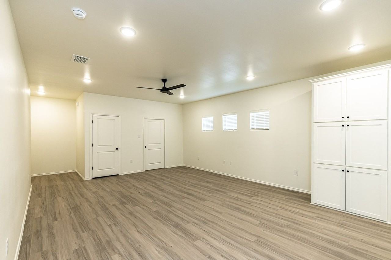 5549 Lehigh St - Photo 3 of 23