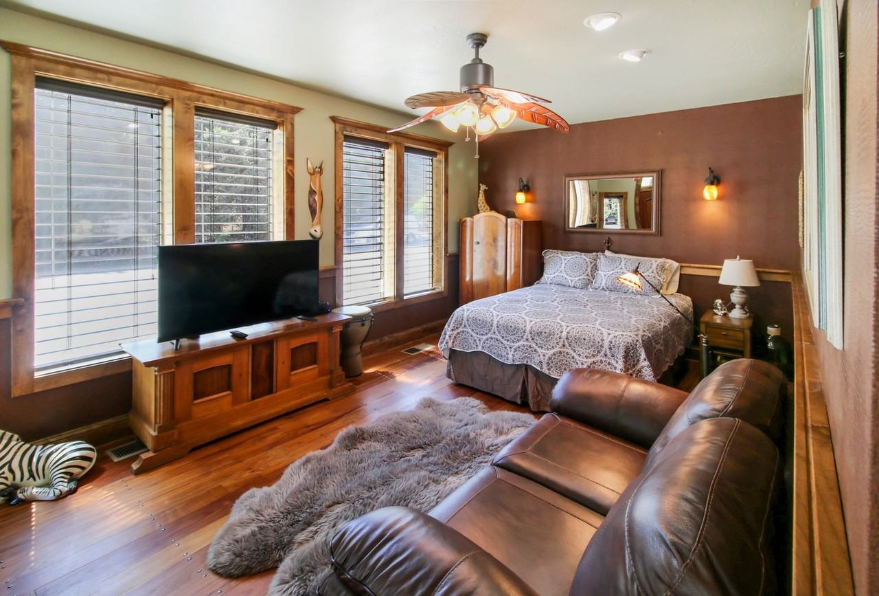 195 E E St - Photo 3 of 17