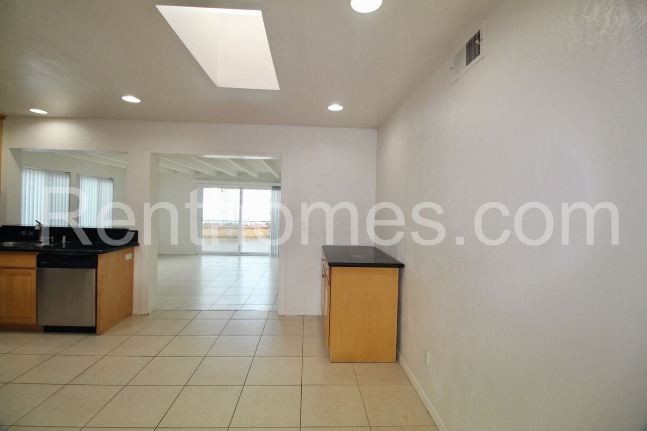 8616 Longwood St - Photo 4 of 19