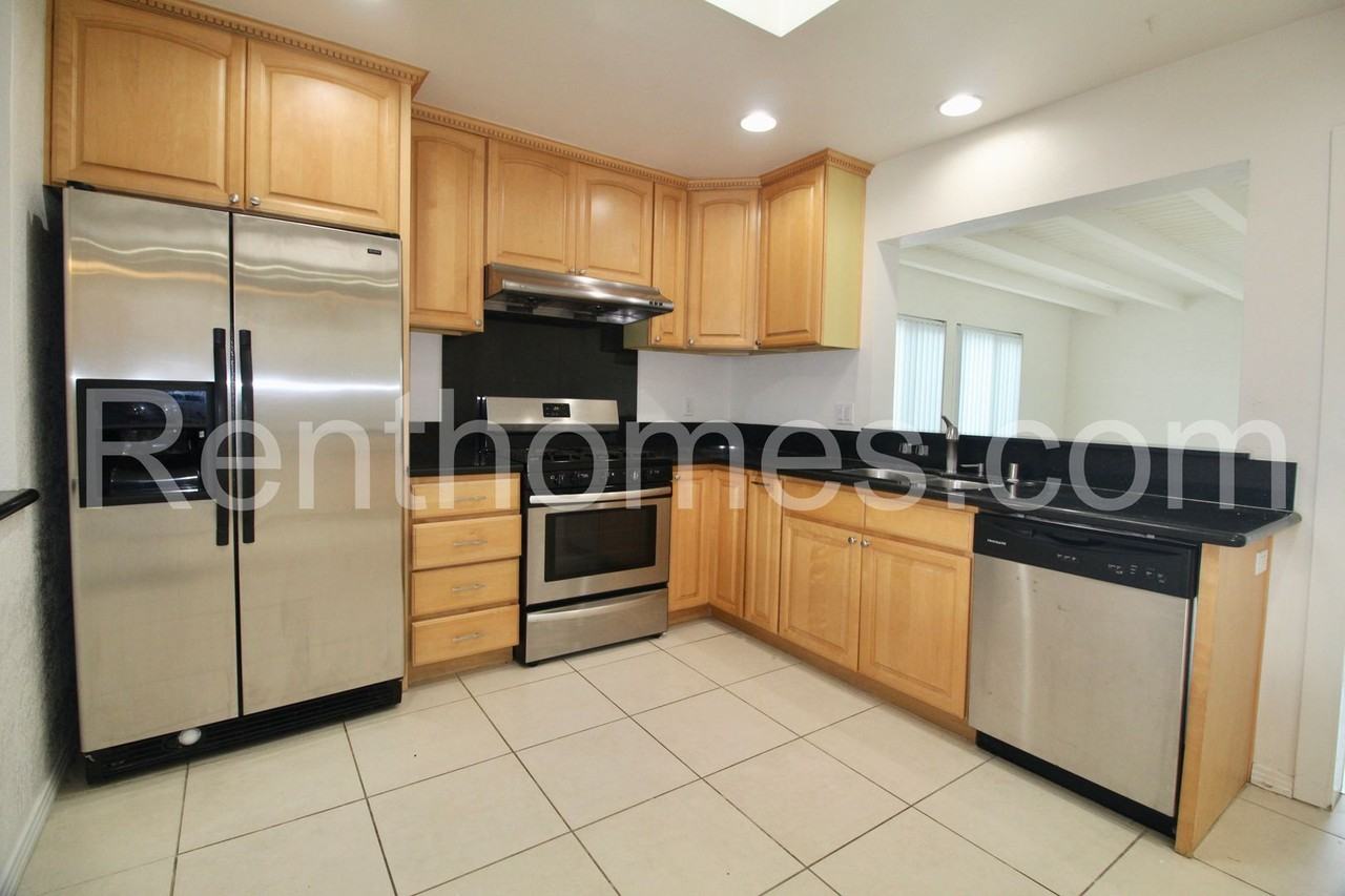 8616 Longwood St - Photo 6 of 19