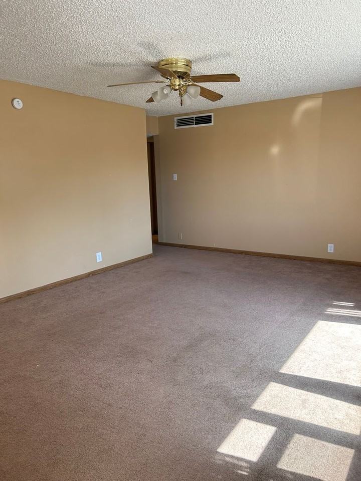 1410 E Crescent Dr - Photo 2 of 19