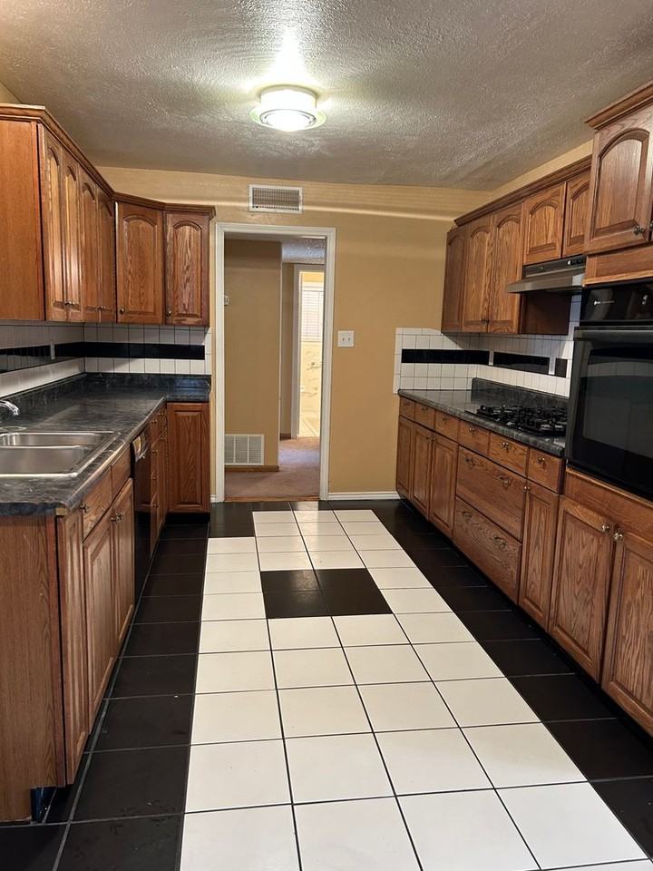 1410 E Crescent Dr - Photo 4 of 19