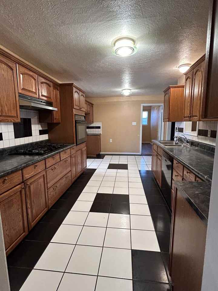 1410 E Crescent Dr - Photo 5 of 19