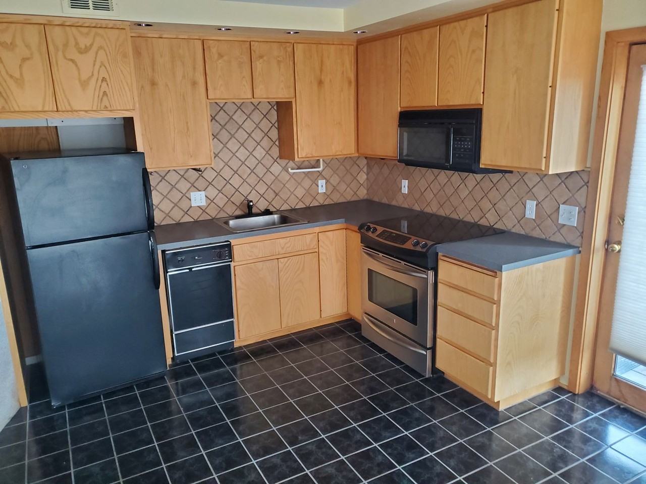 1491 Nw Portland Ave - Photo 2 of 19