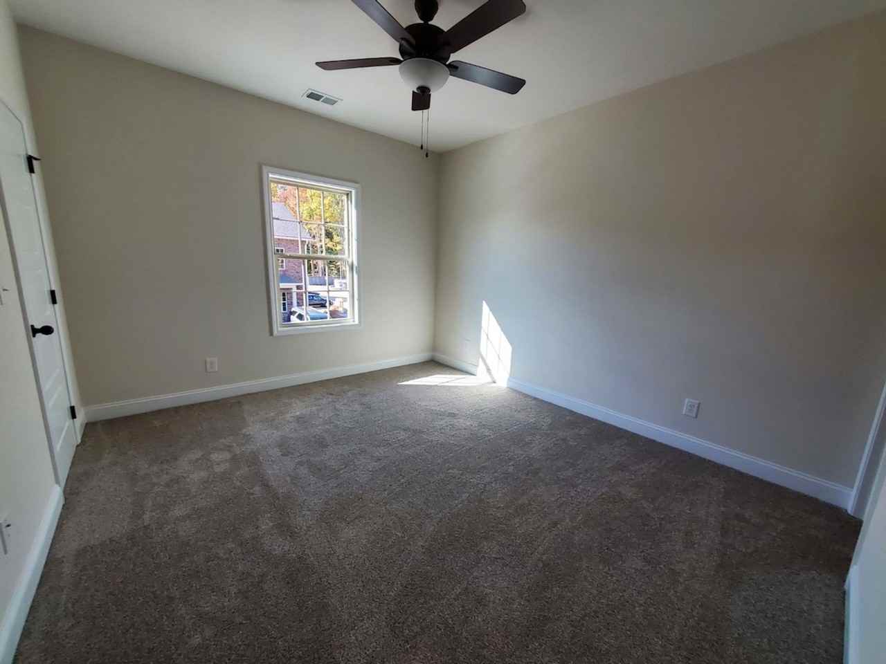 449 Oak St - Photo 5 of 9