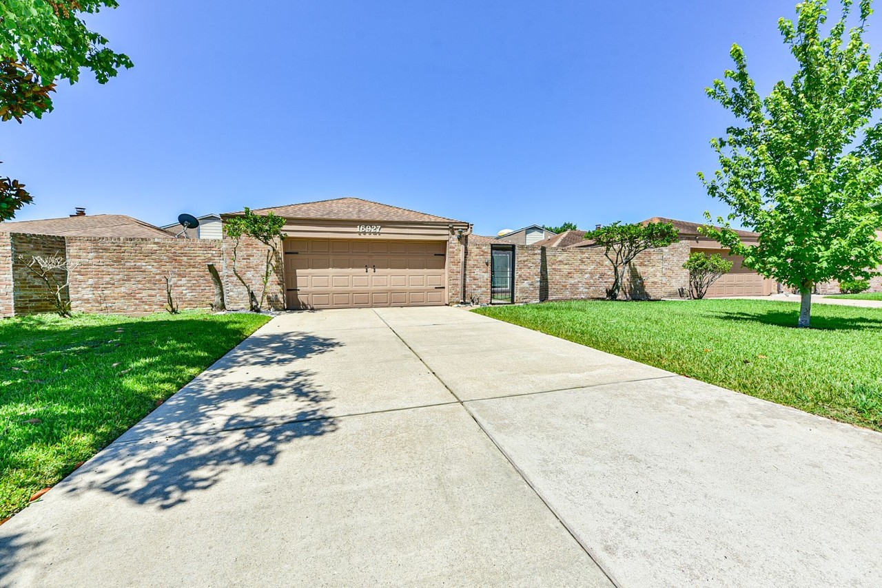 16927 Amidon Dr - Photo 3 of 30
