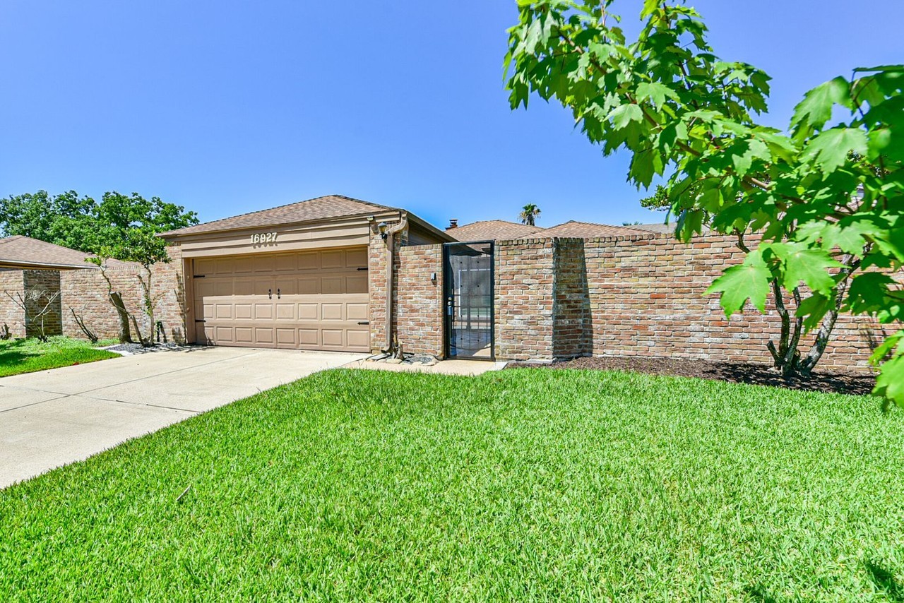 16927 Amidon Dr - Photo 4 of 30