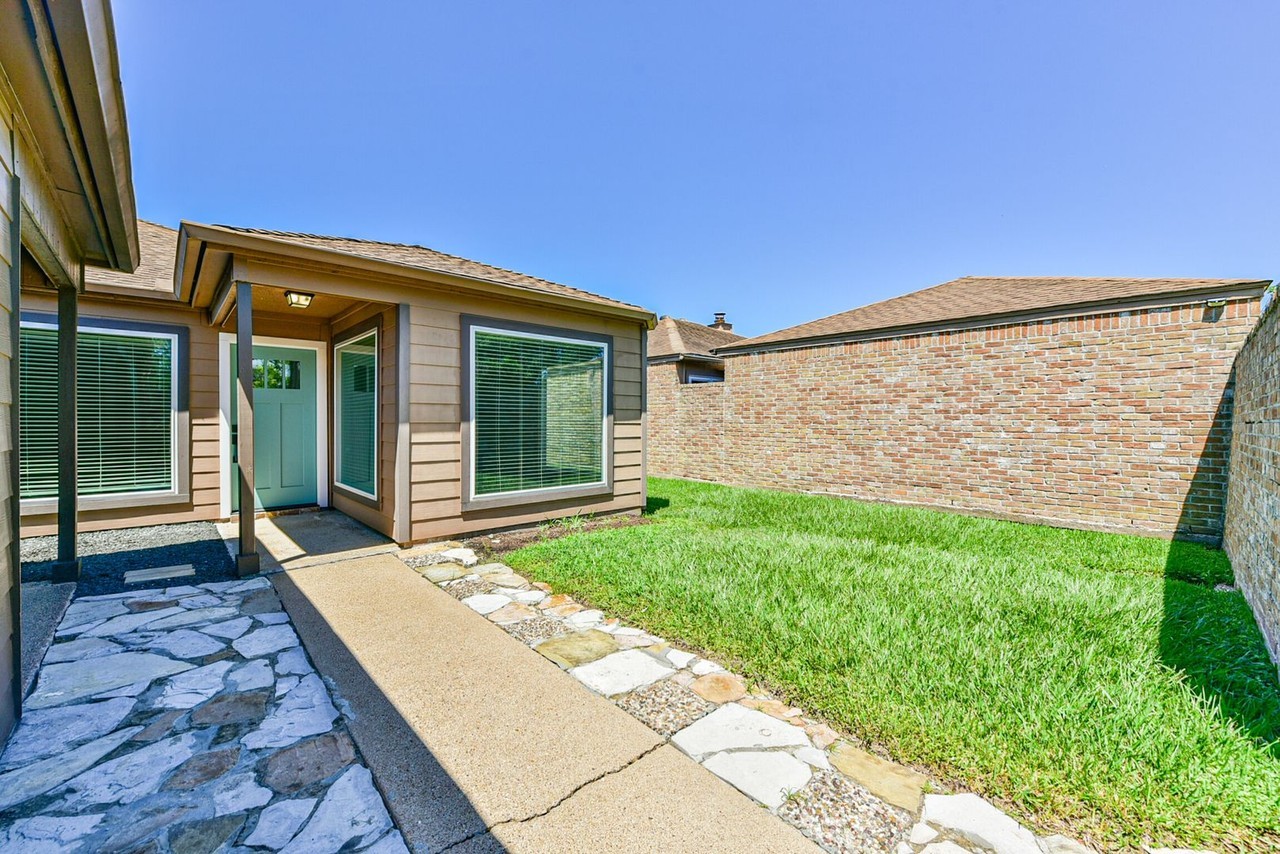 16927 Amidon Dr - Photo 5 of 30
