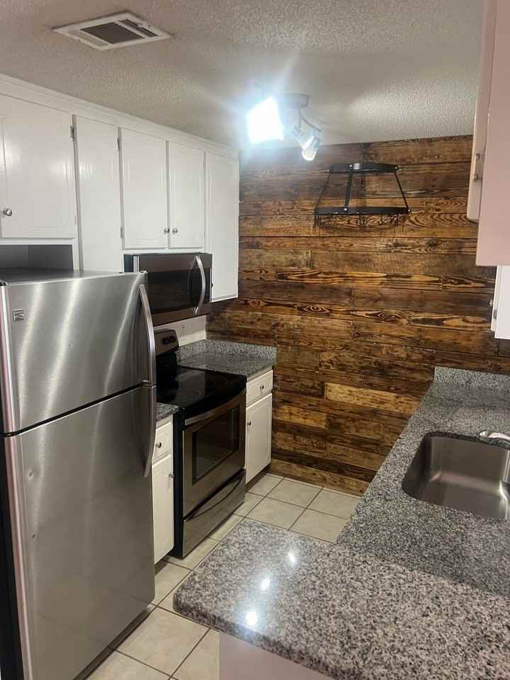 102 S Springview Dr - Photo 5 of 17