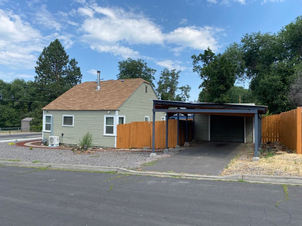 1803 Siskiyou St - Photo 3 of 23