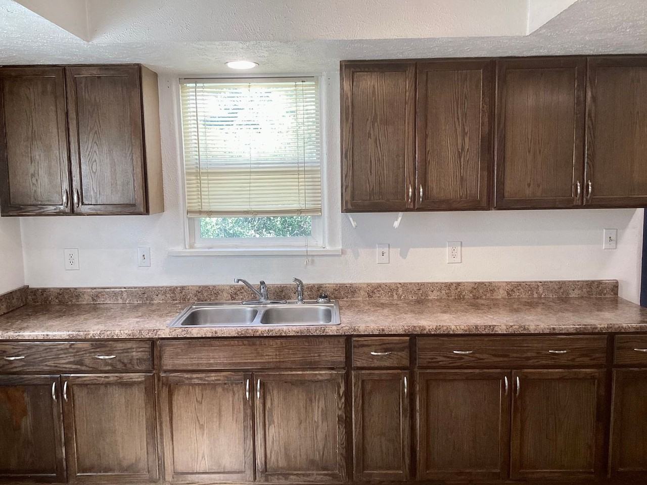 1803 Siskiyou St - Photo 4 of 23