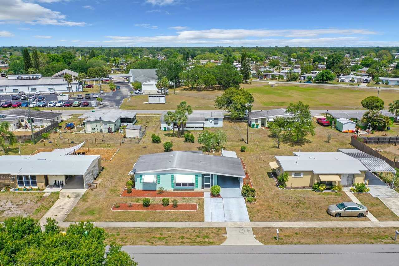 22186 Catherine Ave - Photo 5 of 50