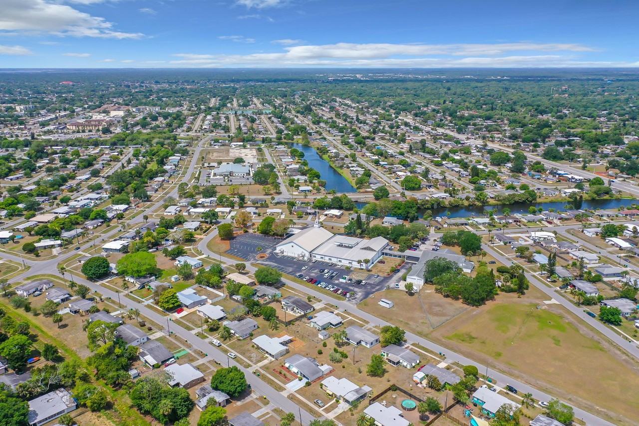 22186 Catherine Ave - Photo 3 of 50