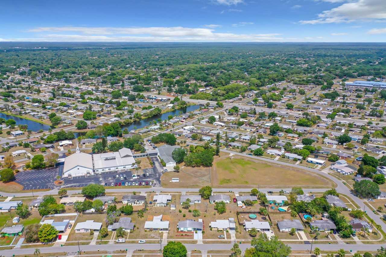 22186 Catherine Ave - Photo 4 of 50