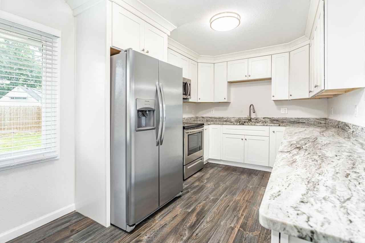 1812 Meadow Lake Dr - Photo 2 of 38